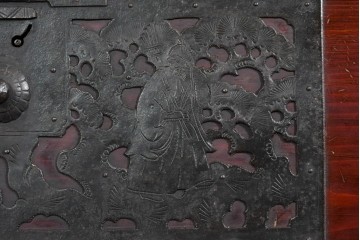 和製アンティーク　明治大正期　杉材　漆塗り　赤みの木肌に重厚金具が映える佐渡箪笥　(R-085271)