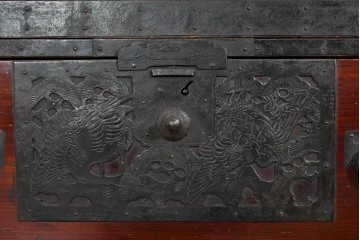 和製アンティーク　明治大正期　杉材　漆塗り　赤みの木肌に重厚金具が映える佐渡箪笥　(R-085271)