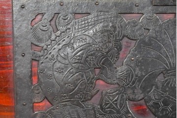 和製アンティーク　明治大正期　杉材　漆塗り　赤みの木肌に重厚金具が映える佐渡箪笥　(R-085271)