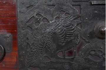 和製アンティーク　明治大正期　杉材　漆塗り　赤みの木肌に重厚金具が映える佐渡箪笥　(R-085271)