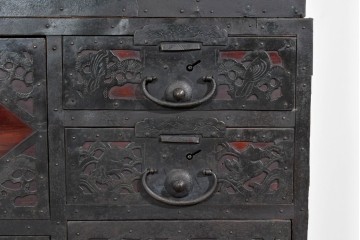 和製アンティーク　明治大正期　杉材　漆塗り　赤みの木肌に重厚金具が映える佐渡箪笥　(R-085271)