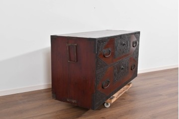 和製アンティーク　明治大正期　杉材　漆塗り　金具装飾が映える佐渡箪笥ローチェスト　(R-085272)