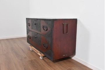 和製アンティーク　明治大正期　杉材　漆塗り　金具装飾が映える佐渡箪笥ローチェスト　(R-085272)