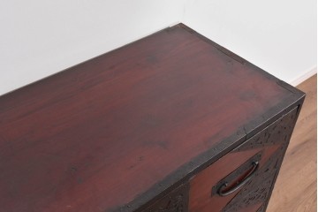 和製アンティーク　明治大正期　杉材　漆塗り　金具装飾が映える佐渡箪笥ローチェスト　(R-085272)