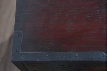 和製アンティーク　明治大正期　杉材　漆塗り　金具装飾が映える佐渡箪笥ローチェスト　(R-085272)