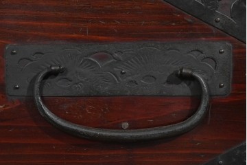 和製アンティーク　明治大正期　杉材　漆塗り　金具装飾が映える佐渡箪笥ローチェスト　(R-085272)