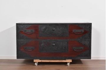 和製アンティーク　明治大正期　杉材　漆塗り　金具装飾が映える佐渡箪笥ローチェスト　(R-085272)