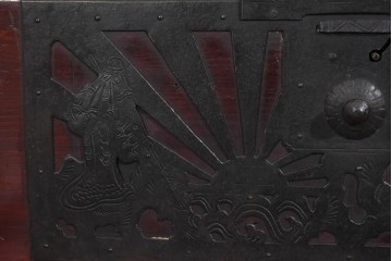 和製アンティーク　明治大正期　杉材　漆塗り　金具装飾が映える佐渡箪笥ローチェスト　(R-085272)