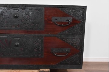 和製アンティーク　明治大正期　杉材　漆塗り　金具装飾が映える佐渡箪笥ローチェスト　(R-085272)