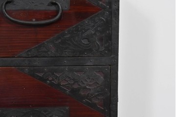 和製アンティーク　明治大正期　杉材　漆塗り　金具装飾が映える佐渡箪笥ローチェスト　(R-085272)