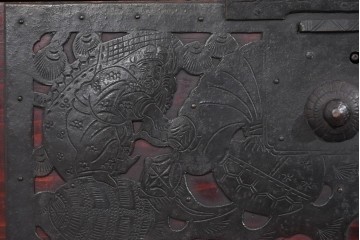 和製アンティーク　明治大正期　杉材　漆塗り　金具装飾が映える佐渡箪笥ローチェスト　(R-085272)