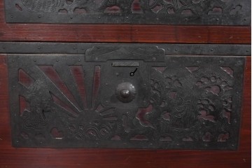 和製アンティーク　明治大正期　杉材　漆塗り　金具装飾が映える佐渡箪笥ローチェスト　(R-085272)