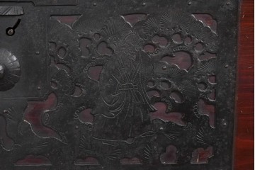 和製アンティーク　明治大正期　杉材　漆塗り　金具装飾が映える佐渡箪笥ローチェスト　(R-085272)