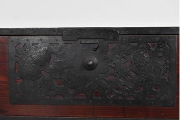 和製アンティーク　明治大正期　杉材　漆塗り　金具装飾が映える佐渡箪笥ローチェスト　(R-085272)