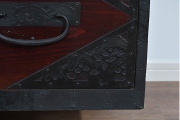 和製アンティーク　明治大正期　杉材　漆塗り　金具装飾が映える佐渡箪笥ローチェスト　(R-085272)