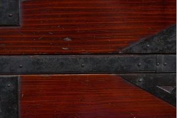 和製アンティーク　明治大正期　杉材　漆塗り　金具装飾が映える佐渡箪笥ローチェスト　(R-085272)