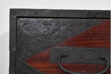 和製アンティーク　明治大正期　杉材　漆塗り　金具装飾が映える佐渡箪笥ローチェスト　(R-085272)