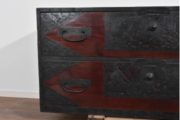 和製アンティーク　明治大正期　杉材　漆塗り　金具装飾が映える佐渡箪笥ローチェスト　(R-085272)