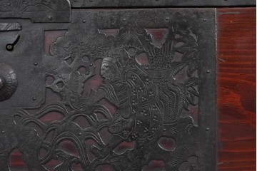 和製アンティーク　明治大正期　杉材　漆塗り　金具装飾が映える佐渡箪笥ローチェスト　(R-085272)