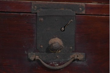 和製アンティーク　明治大正期　杉材　縁起物をあしらった金具が魅力的な佐渡箪笥ローチェスト　(R-085273)