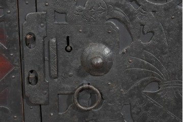 和製アンティーク　明治大正期　杉材　縁起物をあしらった金具が魅力的な佐渡箪笥ローチェスト　(R-085273)