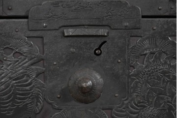 和製アンティーク　明治大正期　杉材　縁起物をあしらった金具が魅力的な佐渡箪笥ローチェスト　(R-085273)