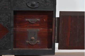 和製アンティーク　明治大正期　杉材　縁起物をあしらった金具が魅力的な佐渡箪笥ローチェスト　(R-085273)