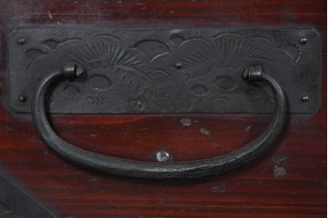 和製アンティーク　明治大正期　杉材　縁起物をあしらった金具が魅力的な佐渡箪笥ローチェスト　(R-085273)