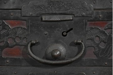 和製アンティーク　明治大正期　杉材　縁起物をあしらった金具が魅力的な佐渡箪笥ローチェスト　(R-085273)