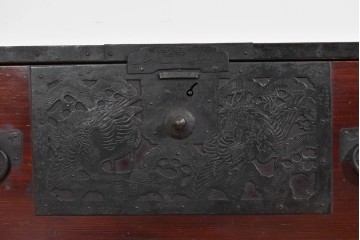 和製アンティーク　明治大正期　杉材　縁起物をあしらった金具が魅力的な佐渡箪笥ローチェスト　(R-085273)