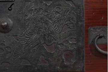 和製アンティーク　明治大正期　杉材　縁起物をあしらった金具が魅力的な佐渡箪笥ローチェスト　(R-085273)