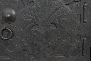 和製アンティーク　明治大正期　杉材　縁起物をあしらった金具が魅力的な佐渡箪笥ローチェスト　(R-085273)