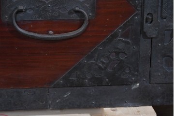 和製アンティーク　明治大正期　杉材　縁起物をあしらった金具が魅力的な佐渡箪笥ローチェスト　(R-085273)