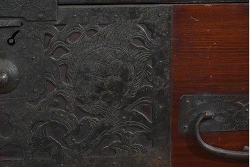 和製アンティーク　明治大正期　杉材　縁起物をあしらった金具が魅力的な佐渡箪笥ローチェスト　(R-085273)