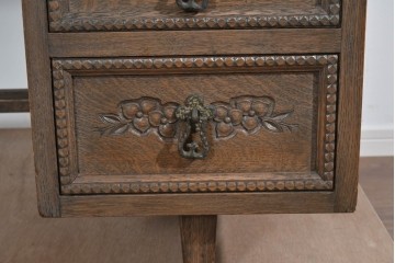 和製ヴィンテージ　神戸洋家具　ナラ材　豊かな木目と花の彫刻が調和するデスク　(R-085275)