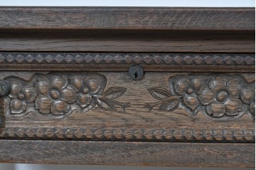 和製ヴィンテージ　神戸洋家具　ナラ材　豊かな木目と花の彫刻が調和するデスク　(R-085275)