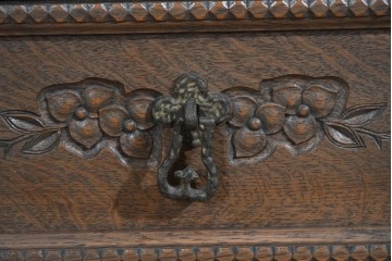 和製ヴィンテージ　神戸洋家具　ナラ材　豊かな木目と花の彫刻が調和するデスク　(R-085275)