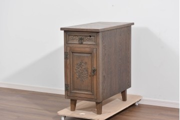 和製ヴィンテージ　神戸洋家具　ナラ材　前面に施された花の彫刻がクラシカルなサイドキャビネット　(R-085276)