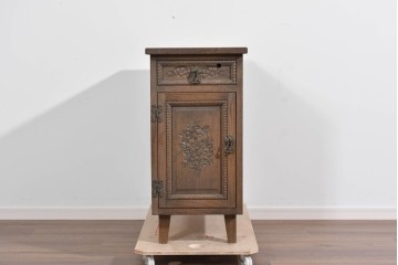 和製ヴィンテージ　神戸洋家具　ナラ材　前面に施された花の彫刻がクラシカルなサイドキャビネット　(R-085276)