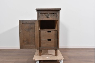 和製ヴィンテージ　神戸洋家具　ナラ材　前面に施された花の彫刻がクラシカルなサイドキャビネット　(R-085276)