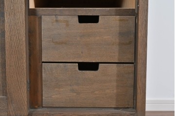 和製ヴィンテージ　神戸洋家具　ナラ材　前面に施された花の彫刻がクラシカルなサイドキャビネット　(R-085276)