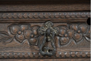 和製ヴィンテージ　神戸洋家具　ナラ材　前面に施された花の彫刻がクラシカルなサイドキャビネット　(R-085276)