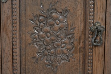 和製ヴィンテージ　神戸洋家具　ナラ材　前面に施された花の彫刻がクラシカルなサイドキャビネット　(R-085276)