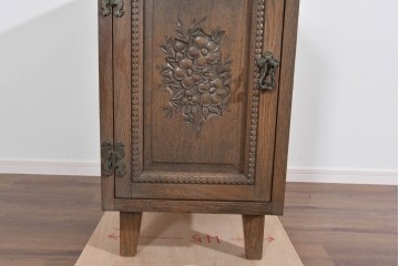 和製ヴィンテージ　神戸洋家具　ナラ材　前面に施された花の彫刻がクラシカルなサイドキャビネット　(R-085276)