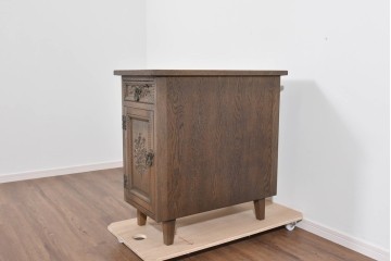 和製ヴィンテージ　神戸洋家具　ナラ材　前面に施された花の彫刻がクラシカルなサイドキャビネット　(R-085276)