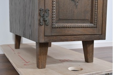 和製ヴィンテージ　神戸洋家具　ナラ材　前面に施された花の彫刻がクラシカルなサイドキャビネット　(R-085276)