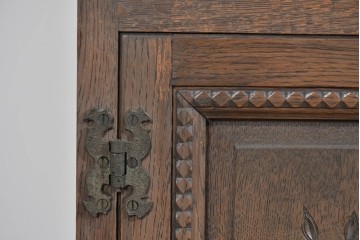 和製ヴィンテージ　神戸洋家具　ナラ材　前面に施された花の彫刻がクラシカルなサイドキャビネット　(R-085276)