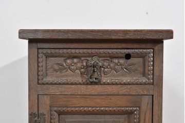 和製ヴィンテージ　神戸洋家具　ナラ材　前面に施された花の彫刻がクラシカルなサイドキャビネット　(R-085276)