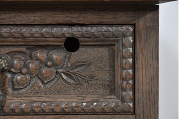 和製ヴィンテージ　神戸洋家具　ナラ材　前面に施された花の彫刻がクラシカルなサイドキャビネット　(R-085276)