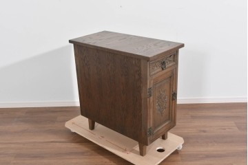 和製ヴィンテージ　神戸洋家具　ナラ材　前面に施された花の彫刻がクラシカルなサイドキャビネット　(R-085276)